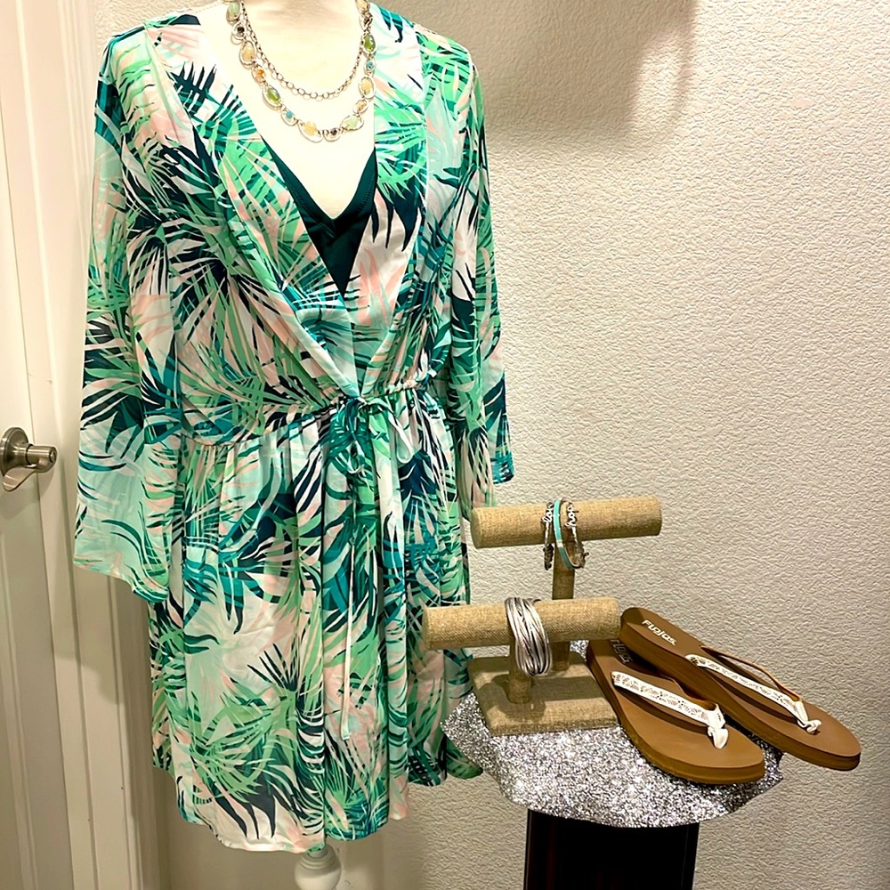 Lane Bryant coverup. Tie front or back.Sheer polyester fabric w/leaf print. OS